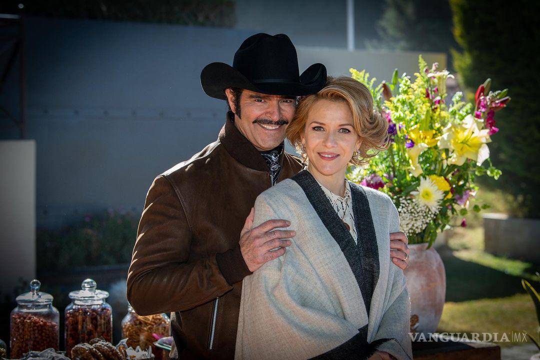 $!Fotografía promocional de Pablo Montero e Iliana Fox como Vicente Fernández y “Cuquita”.
