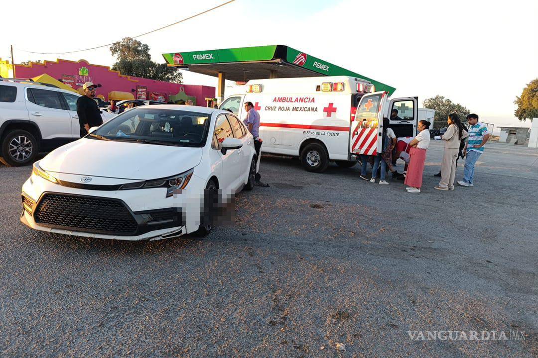 $!El vehículo Corolla transportaba a adultos y niños al momento del accidente.
