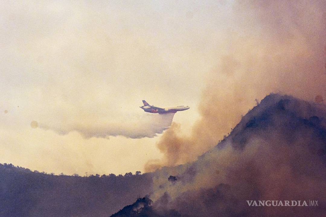 $!Saltillo, Coahuila 19 de mayo de 2022 Descarga de agua del DC 10 Air Tanker sobre el predio de Santa Rosa en el Cañón de San Lorenzo