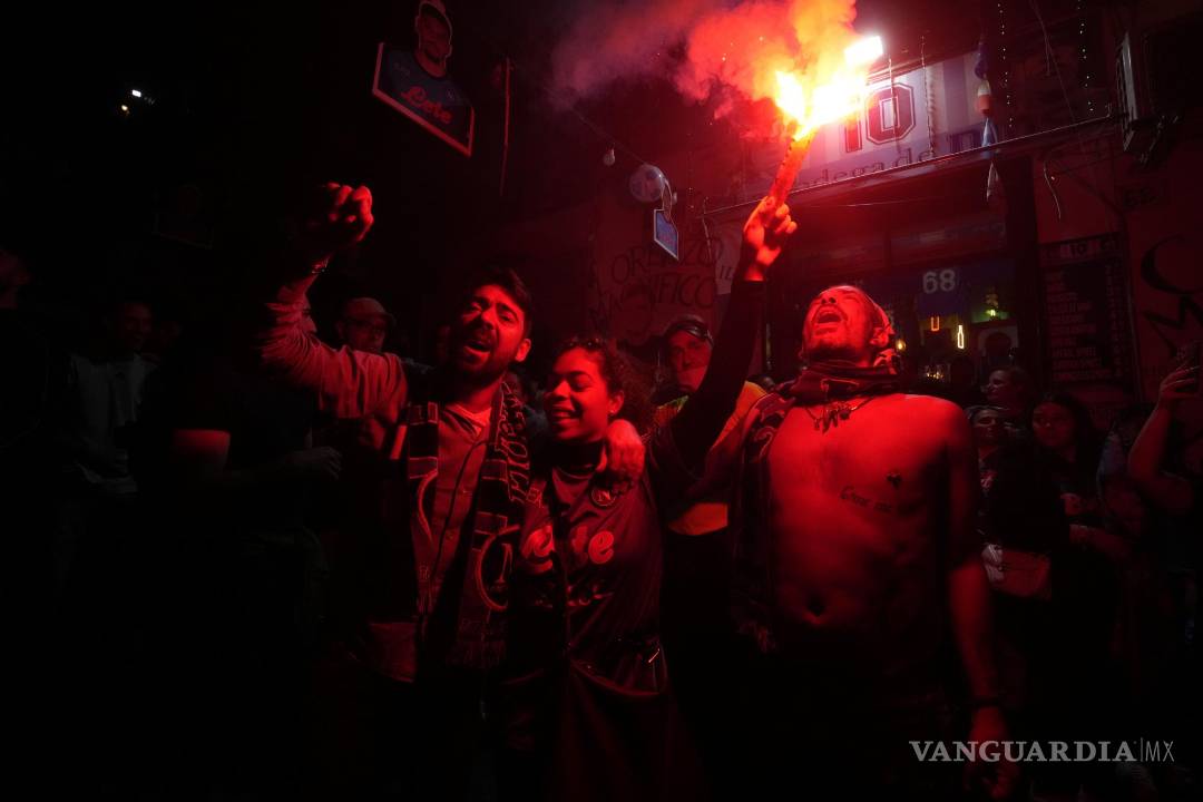 $!Las calles de Nápoles se inundaron de aficionados para celebrar el título de su equipo.