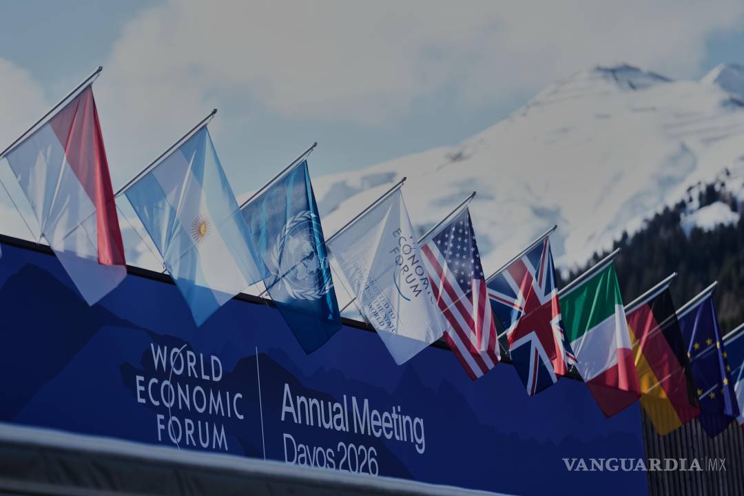 $!Banderas ondean en el Centro de Congresos donde se celebra la Reunión Anual del Foro Económico Mundial en Davos, Suiza.