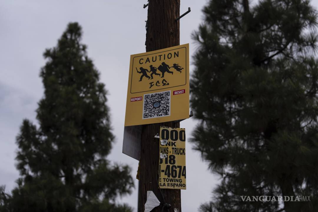 $!Una pancarta en protesta contra el ICE está colocada en un poste de servicios públicos frente a una tienda de Home Depot en la zona de Van Nuys, Los Ángeles.