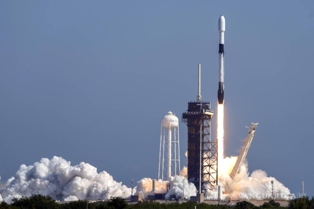 $!Un cohete Falcon 9 de SpaceX con un satélite de radio digital SXM-9 despega de la plataforma 39A en el Centro Espacial Kennedy en Cabo Cañaveral.