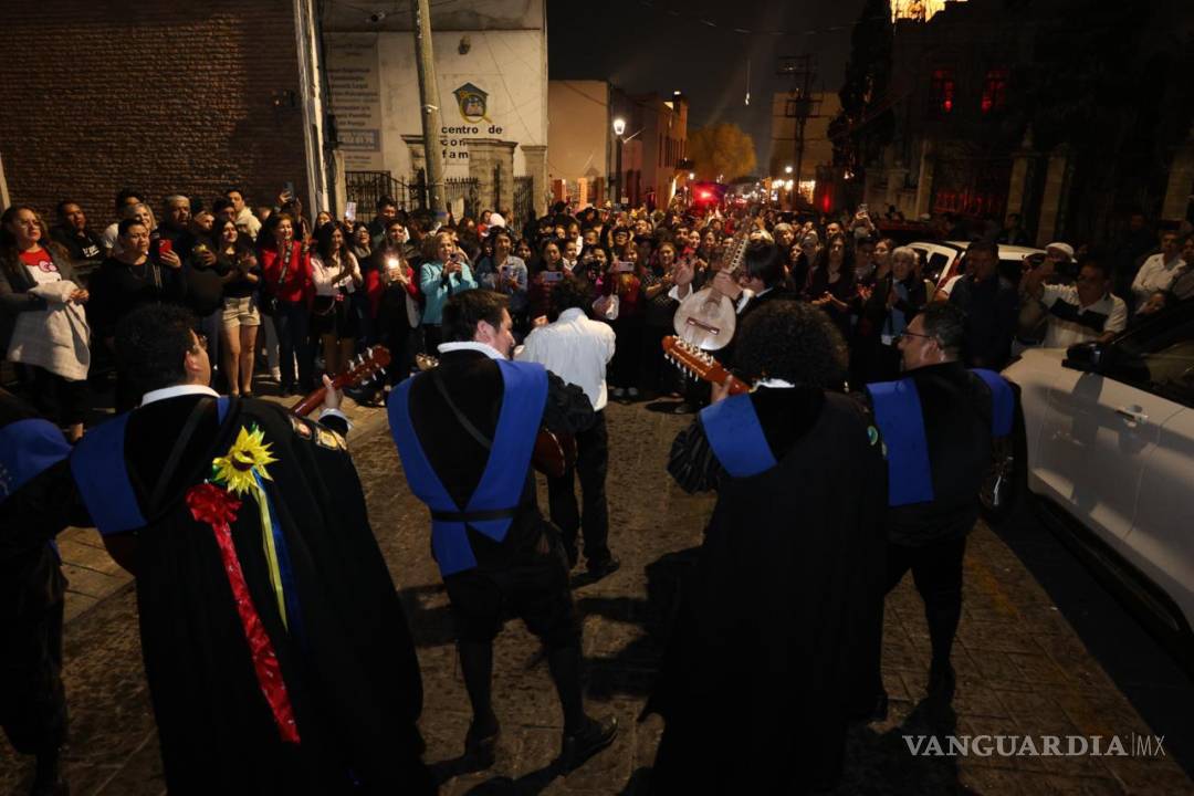 $!Rondallas, tunas y agrupaciones folklóricas dieron vida a los festejos en distintos recintos culturales del primer cuadro de la ciudad.