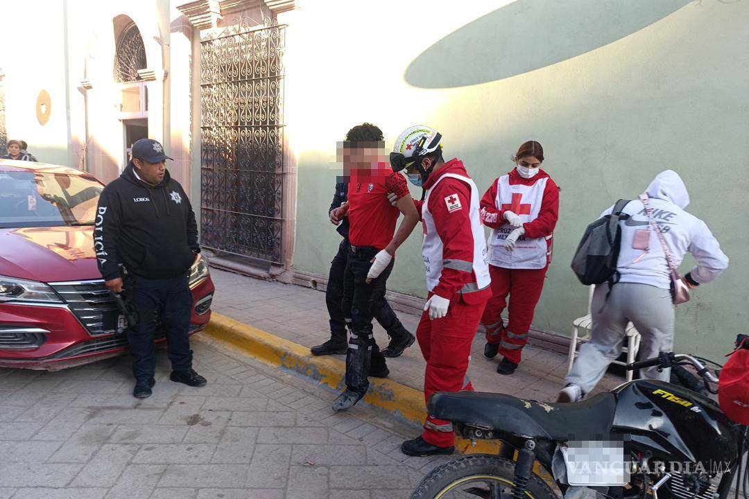 $!La motocicleta terminó con daños considerables en la parte frontal tras el choque por alcance contra el automóvil.