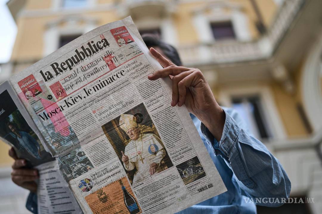 $!La imagen, generada por inteligencia, del presidente Donald Trump vestido de papa ocupa la portada de un periódico italiano en Roma, el domingo 4 de mayo de 2025.