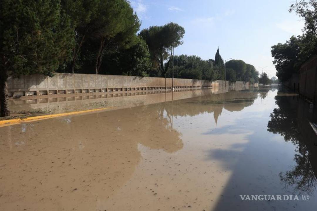 $!Bulevar José Musa de León, hacia a Los Valdés, permanece inundado.