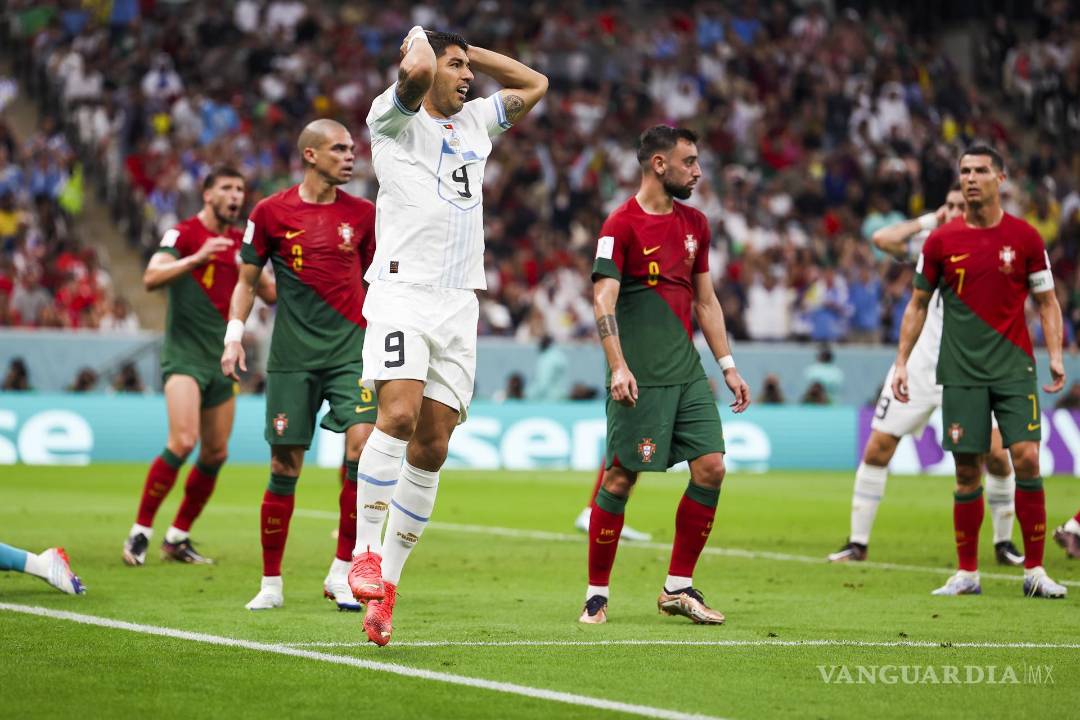 $!Luis Suárez se lamenta ante una fallida oportunidad buscando el gol.