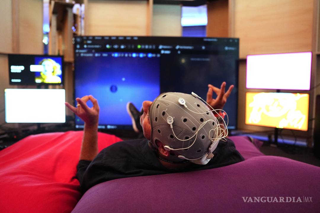 $!Una persona interactúa con la instalación Enakd una interfaz afectiva cerebro-ordenador impulsada por Inteligencia Artificial.