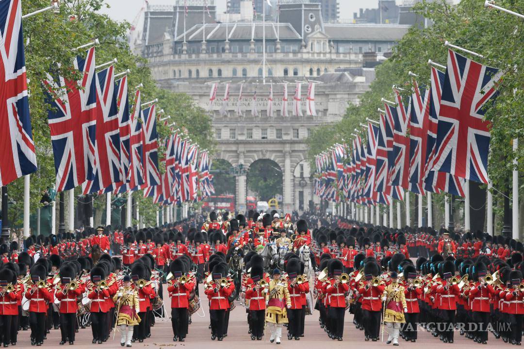 $!Londres vitorea a la reina de Inglaterra