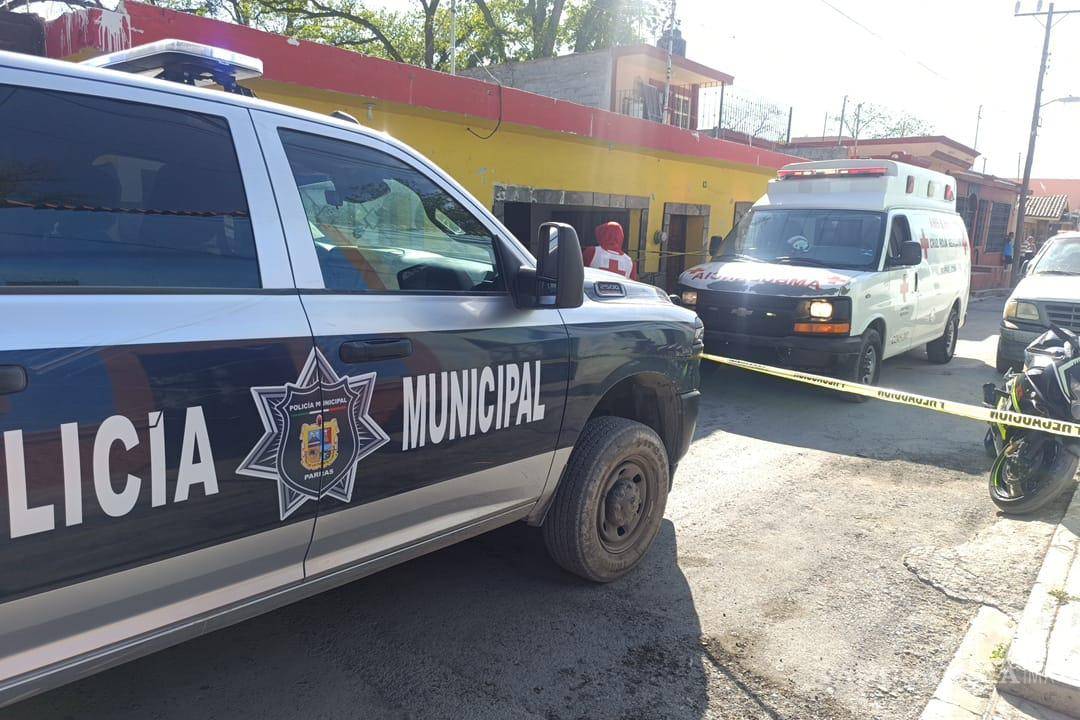 $!Autoridades acordonaron el área para realizar las diligencias y el levantamiento del cuerpo en Parras de la Fuente.