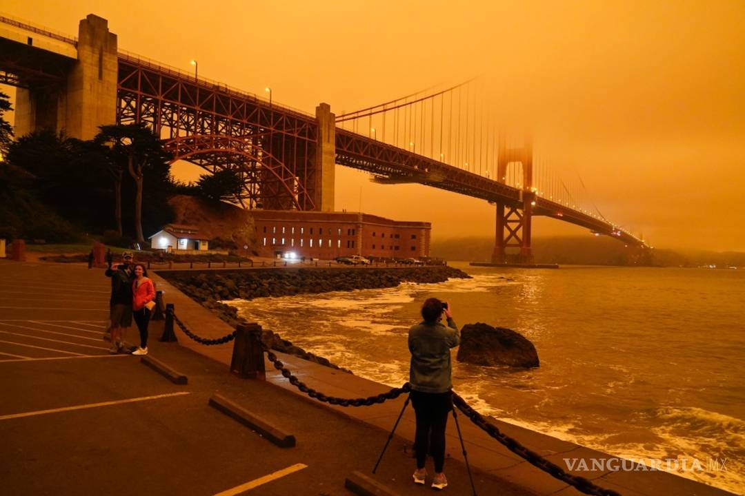 $!Incendios forestales pintan de un color naranja apocalíptico el cielo de San Francisco