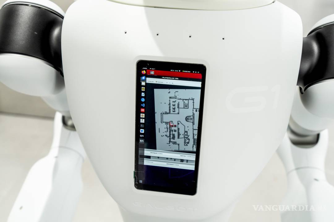 $!Una pantalla de un robot entrenado para saludar a los visitantes en la planta de ensamblaje de automóviles eléctricos Zeekr en Ningbo.