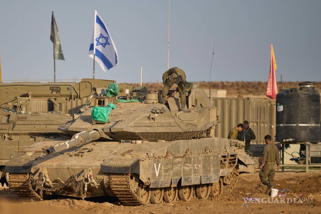 $!Soldados israelíes trabajan en tanques en una zona de preparación en la frontera con la Franja de Gaza, en el sur de Israel.