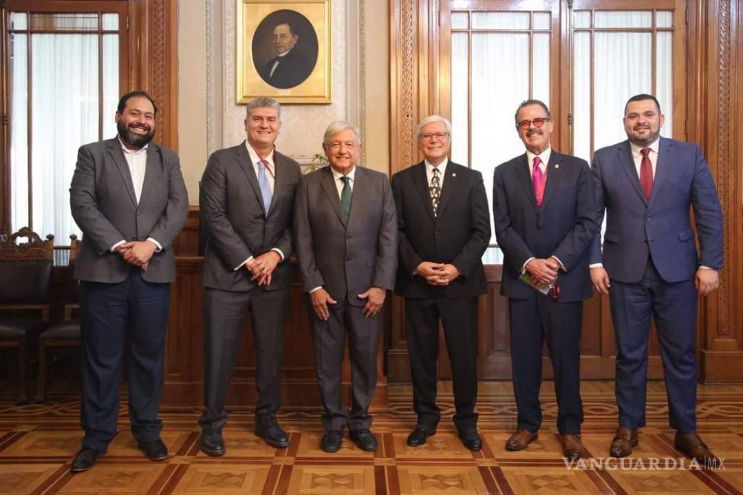 $!Dos semanas después de la reunión en Palacio Nacional donde participó el empresario importador Ulises Ramírez Loya (izq. de AMLO), el presidente López Obrador anunció que creará un programa para regularizar autos. Foto: Gobierno de Baja California.