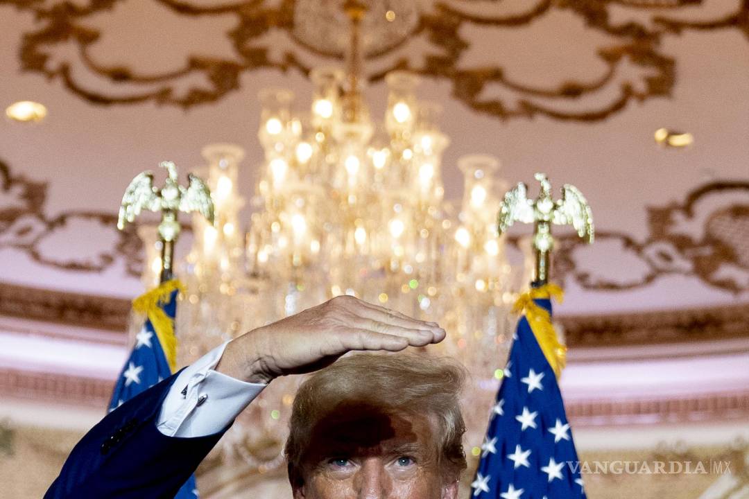 $!El expresidente Donald Trump observa a la audiencia mientras habla en su finca de Mar-a-Lago durante el día de las elecciones intermedias.