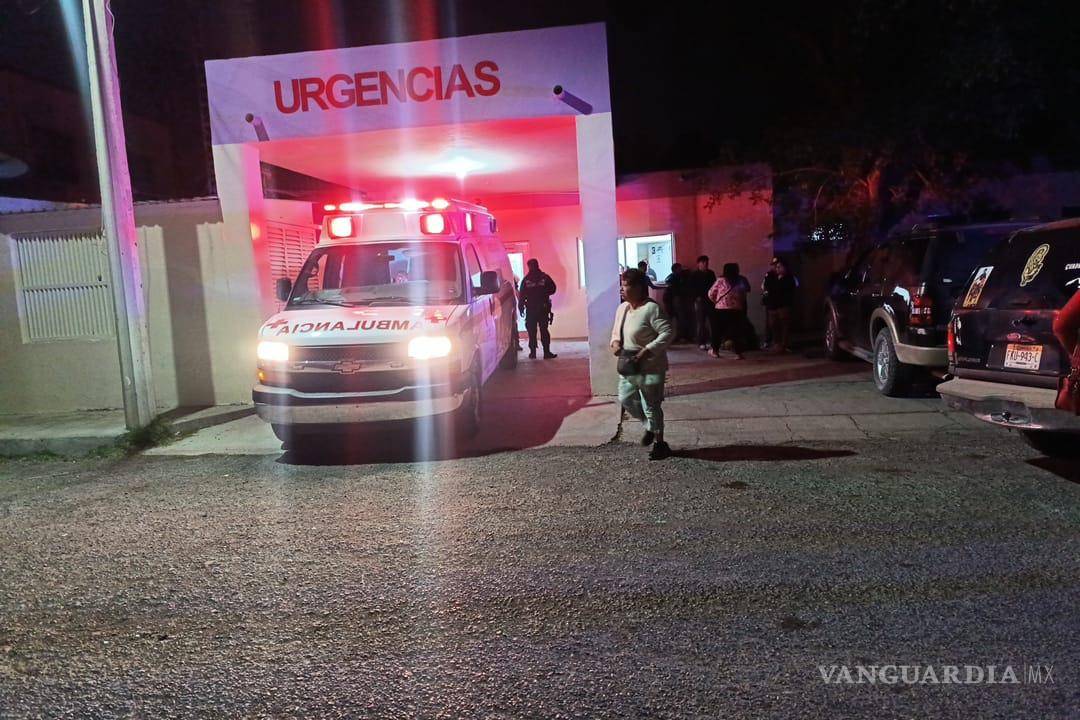 $!Personal de la Cruz Roja brindó auxilio a Axel, de 20 años, quien fue trasladado de urgencia a un centro de salud tras ser atropellado al salir de un bar.