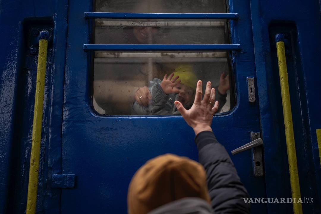 $!Stanislav se despide de su hijo David, de 2, y de su esposa Anna, de 35, en un tren con destino Leópolis, en la estación de Kiev, Ucrania, el 3 de marzo de 2022.