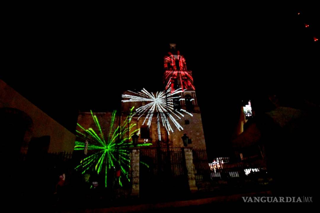 $!Ciudadanos disfrutan del video mapping sobre la iglesia Santiago Apóstol de Monclova