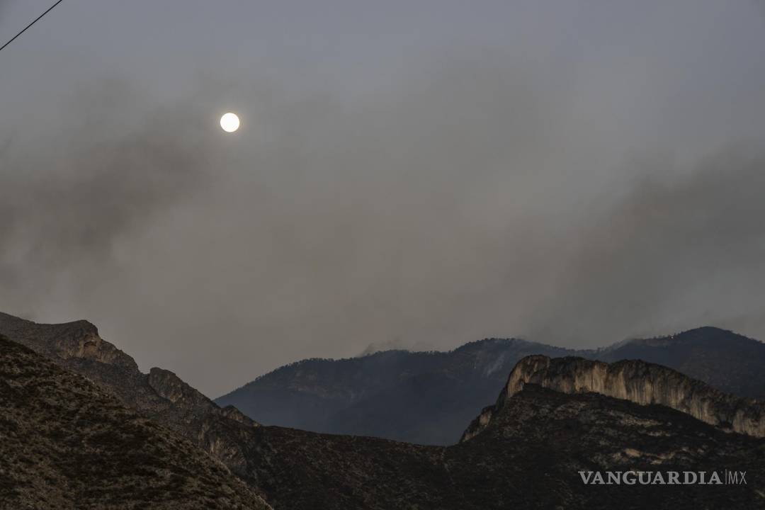 $!Saltillo, Coahuila 14 de mayo del 2022 Incendio en lo alto del Cañón de San Lorenzo, visto desde la colonia Parajes de Santa Elena.