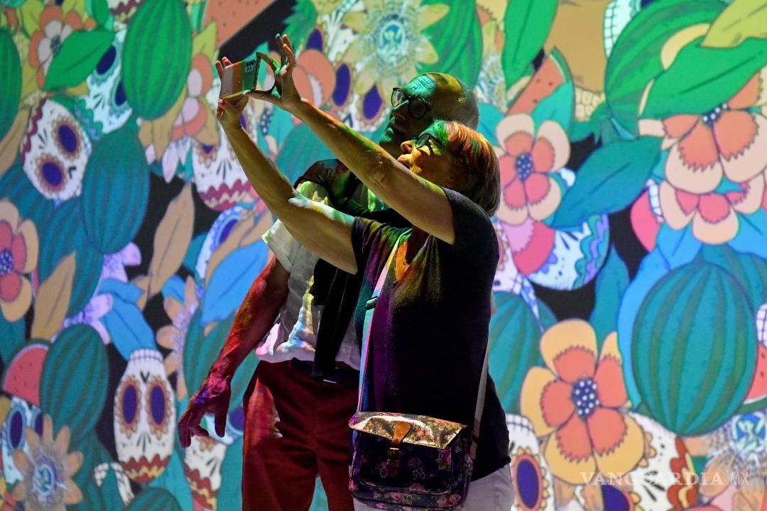 $!Visitantes ven obras de arte en vivo durante la inauguración de Frida Kahlo: The Life of an Icon, como parte del Festival de Sydney 2023, en Sydney, Australia.