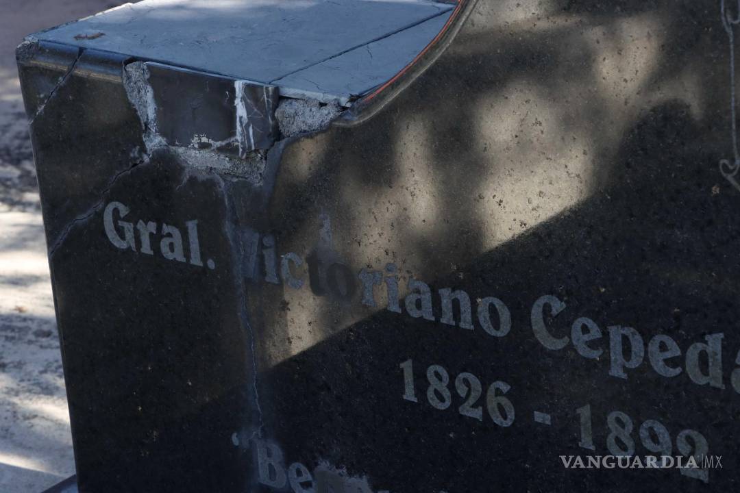 $!General Victoriano Cepeda Camacho 1826-1892. Una esquina del respaldo de la tumba esta quebrada.