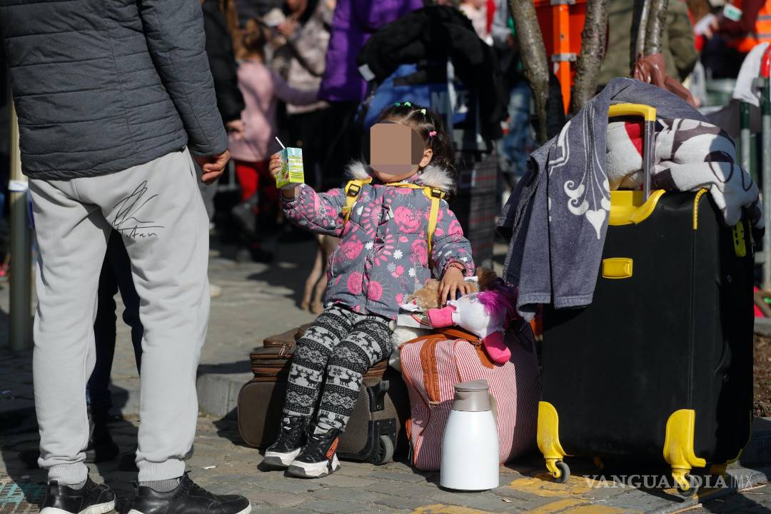 $!Brussels (Belgium), 09/03/2022.- Children who fled Ukraine to Belgium after Russia's invasion of Ukraine wait outside an immigration office in Brussels, Belgium, 09 March 2022. A temporary reception center for people who fled Ukraine has been set up in Brussels to help complete immigration formalities. (Bélgica, Rusia, Ucrania, Bruselas) EFE/EPA/STEPHANIE LECOCQ