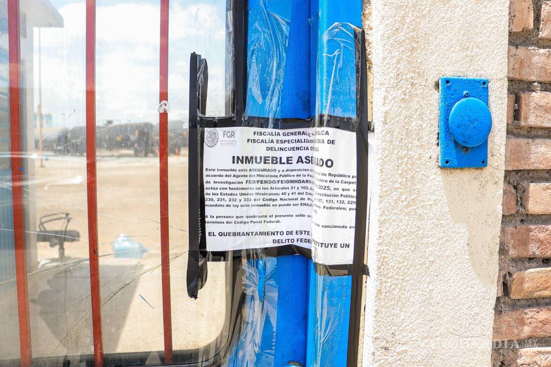 $!SALTILLO, COAHUILA, 07JUNIO2025.- El secretario de Seguridad y Protección Ciudadana, Omar García Harfuch, dio a conocer este lunes el aseguramiento de más de 15 millones de litros de combustible de procedencia ilícita. A través de sus redes sociales, el funcionario federal informó que el aseguramiento de ‘huachicol’ se llevó a cabo en los municipios de Ramos Arizpe y Saltillo, ambos del estado de Coahuila, como resultado de operativos conjuntos encabezados por la Secretaría de la Defensa Nacional, la Guardia Nacional y la Fiscalía General de la República, en coordinación con autoridades locales de Coahuila. García Harfuch detalló que se aseguraron 129 carrotanques con más de 15 millones de litros de diésel, gasolina y destilado de petróleo de procedencia ilícita. FOTO: ALEJANDRO RODRÍGUEZ/CUARTOSCURO.COM