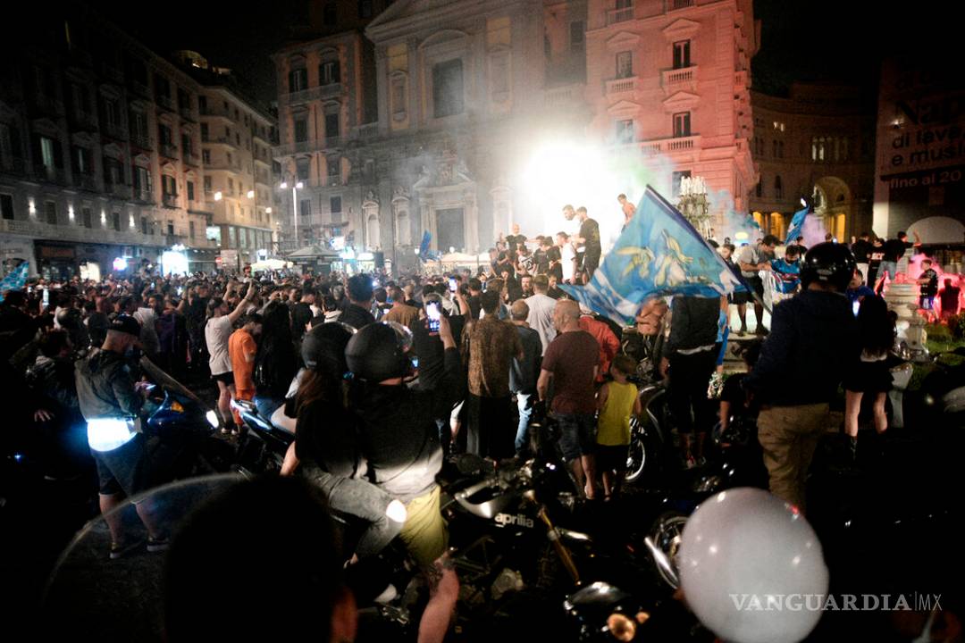 $!Nápoles olvida la sana distancia y llena sus calles tras ganar la Copa Italia (fotos)