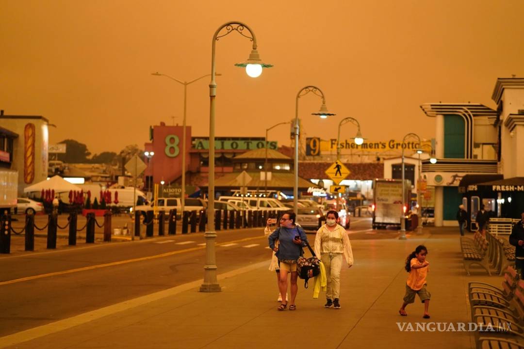 $!Incendios forestales pintan de un color naranja apocalíptico el cielo de San Francisco