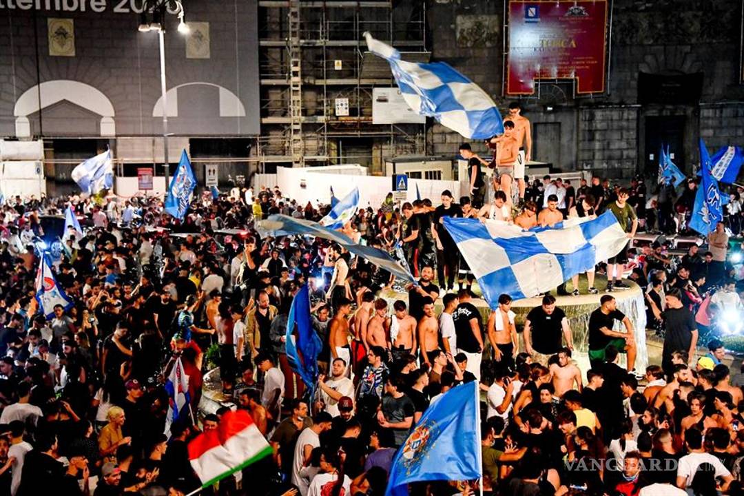 $!Nápoles olvida la sana distancia y llena sus calles tras ganar la Copa Italia (fotos)