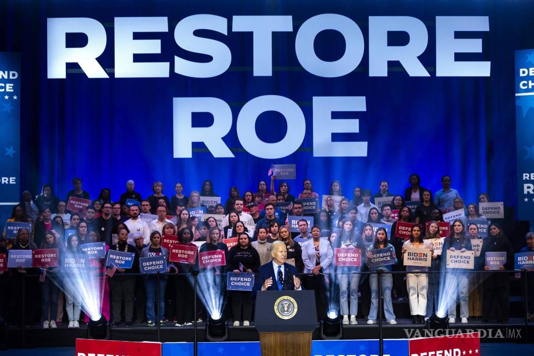 $!El presidente estadounidense Joe Biden habla en un mitin de campaña por el derecho al aborto en la Universidad George Mason en Manassas, Virginia.