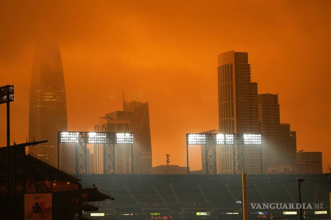 $!Incendios forestales pintan de un color naranja apocalíptico el cielo de San Francisco