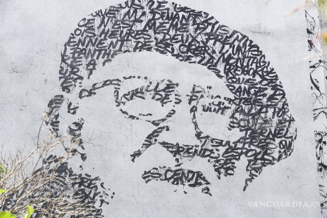 $!Un mural con el retrato del difunto Abbe Pierre, cofundador del movimiento Emaús realizado por el artista JonOne, en la Square des Deux-Nethes en París.