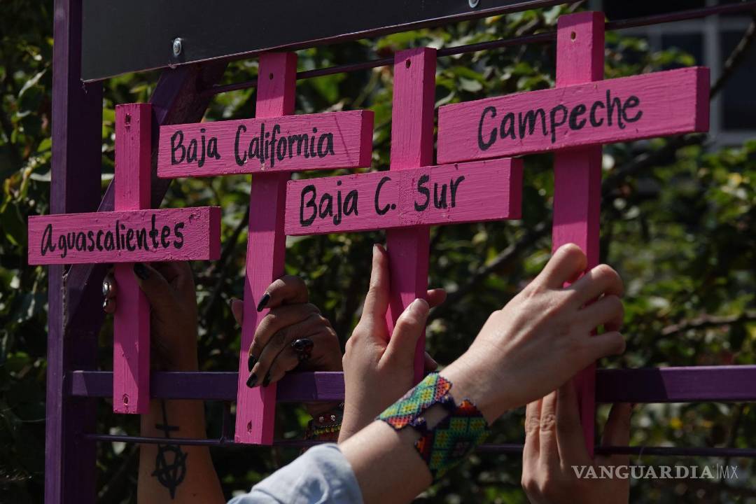 $!Colectivas, madres buscadoras y solidarias acudieron a la Glorieta de las Mujeres que Luchan para realizar la Jornada de “Siembra de memoria” en Ciudad de México