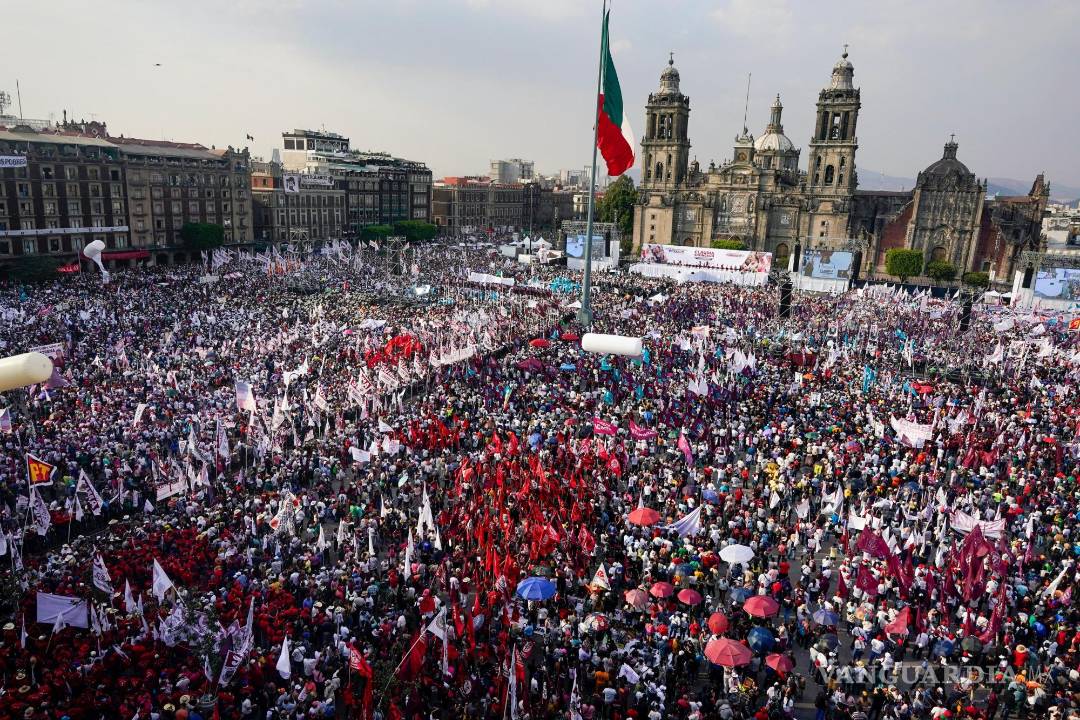 $!Simpatizantes de la candidata presidencial Claudia Sheinbaum se agolpan en el Zócalo, frente a la Catedral en la Ciudad de México.