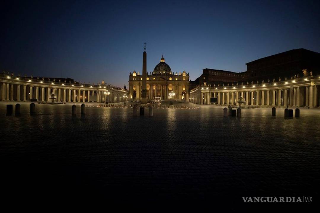 $!Coronavirus: El papa se postra en el suelo de la Basílica de San Pedro en una ceremonia casi vacía por el COVID-19