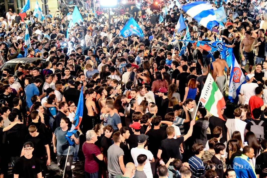 $!Nápoles olvida la sana distancia y llena sus calles tras ganar la Copa Italia (fotos)
