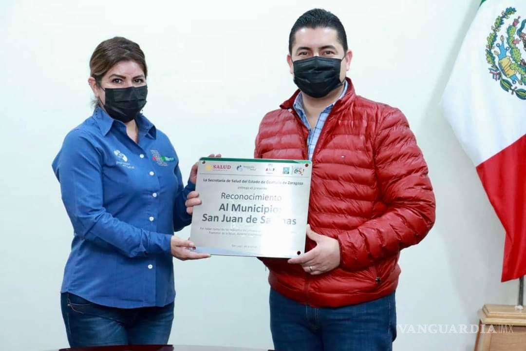 $!El alcalde Julio Iván Long Hernández recibió de manos de la Dra. Leticia Sosa Hernández la placa correspondiente. Cortesía