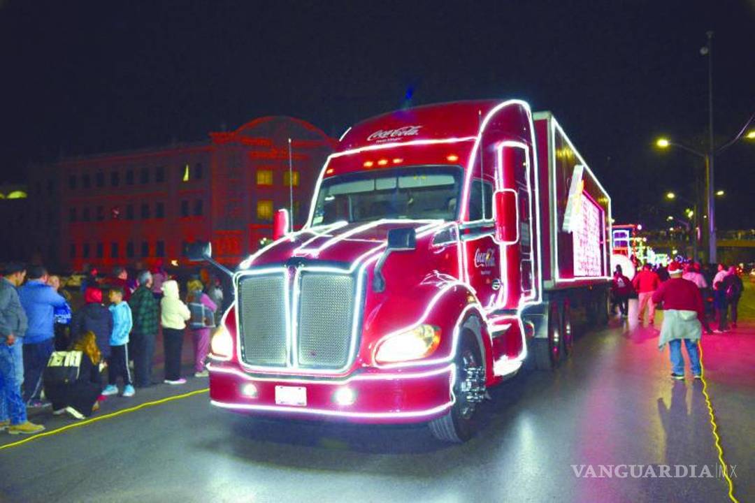 $!Recorrido. Un mensaje de dicha y paz envió la Caravana de la Coca Cola a las familias saltillenses.