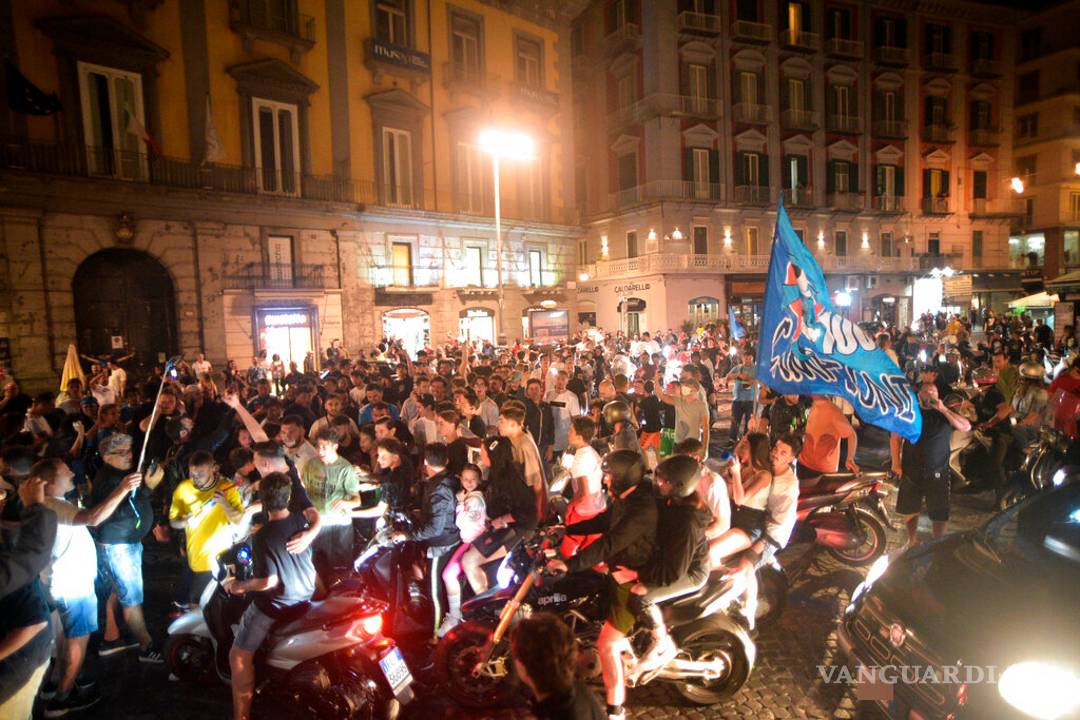 $!Nápoles olvida la sana distancia y llena sus calles tras ganar la Copa Italia (fotos)