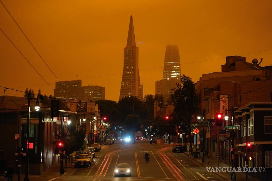 $!Incendios forestales pintan de un color naranja apocalíptico el cielo de San Francisco