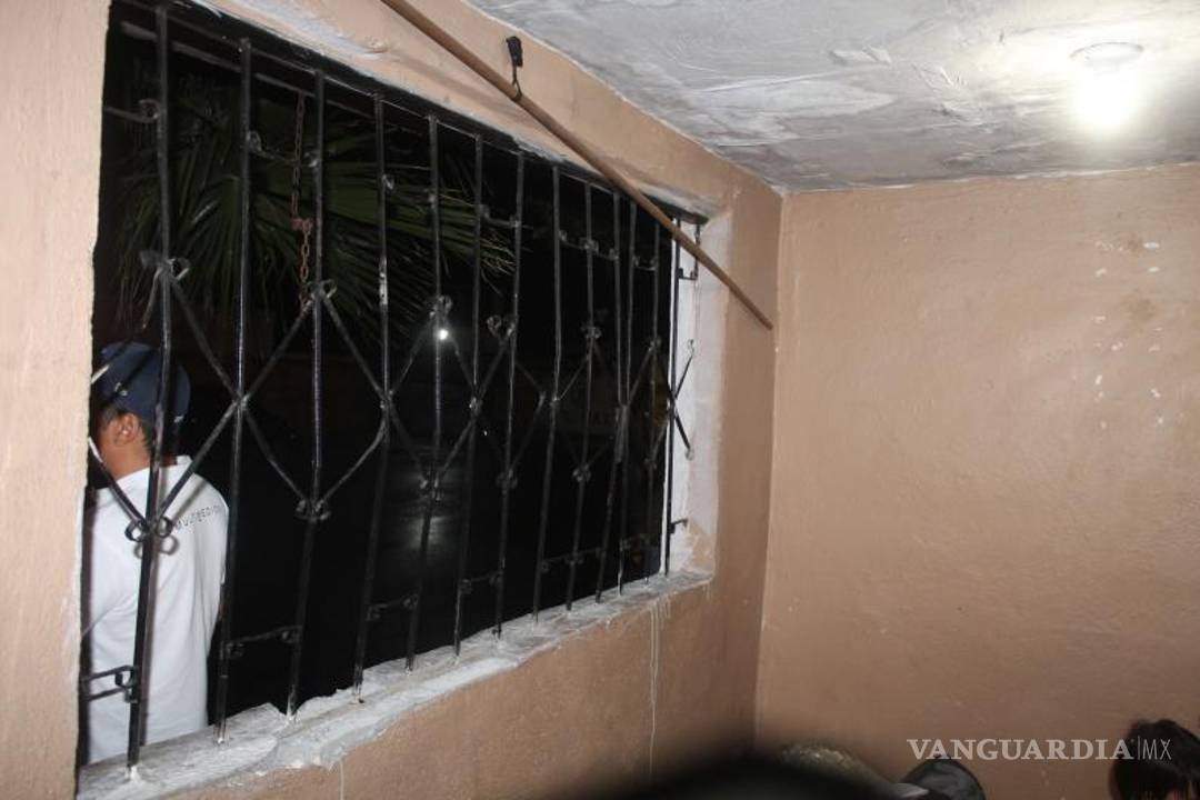 $!La propietaria de la vivienda afectada mostró las rejas y la puerta principal dañadas tras el enfrentamiento.