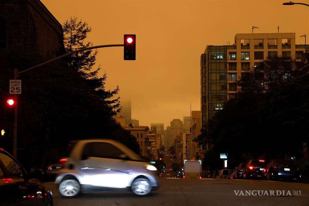 $!Incendios forestales pintan de un color naranja apocalíptico el cielo de San Francisco