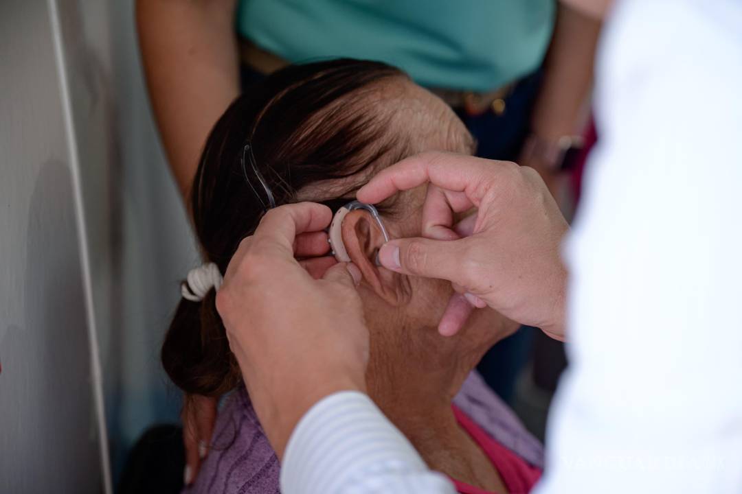 $!La unidad médica “Amor en Movimiento” ofreció consultas y entregó aparatos auditivos y lentes de manera gratuita.