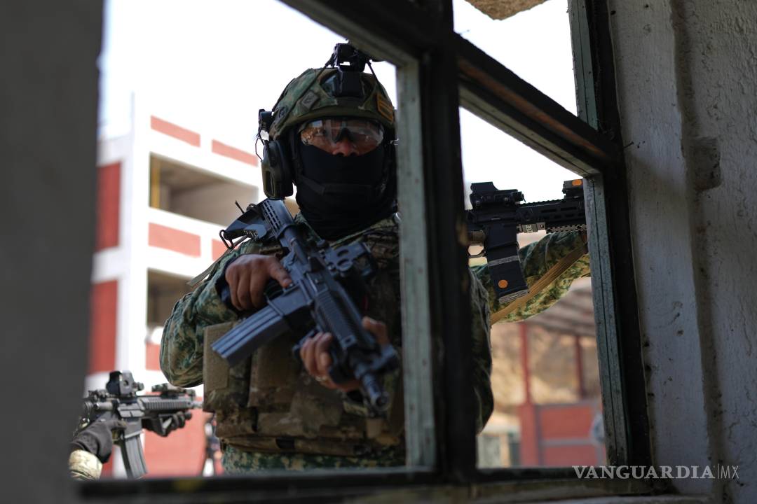 $!Una unidad de fuerzas especiales del Ejército mexicano participa en un simulacro antiterrorista en un centro de entrenamiento.