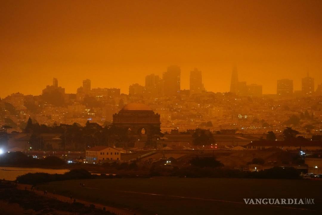 $!Incendios forestales pintan de un color naranja apocalíptico el cielo de San Francisco