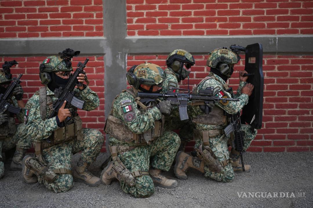 $!Una unidad de fuerzas especiales del Ejército mexicano participa en un simulacro antiterrorista en un centro de entrenamiento en Temamatla, Estado de México.