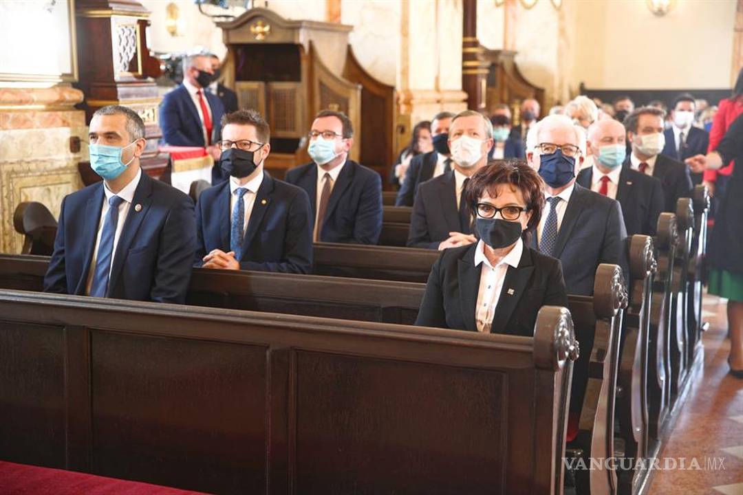 $!Polonia rinde un homenaje a Juan Pablo II con fieles respetando la sana la distancia por la pandemia del coronavirus