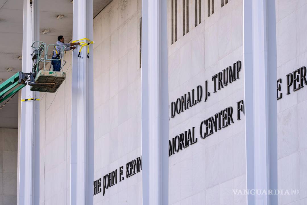 $!Trabajadores añaden el nombre de Donald Trump al Centro Conmemorativo John F. Kennedy para las Artes Escénicas.